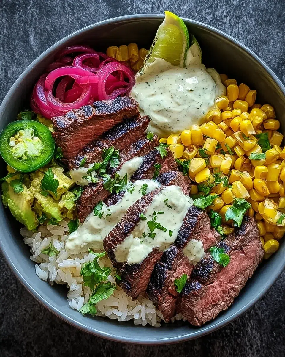 Bol de steak, avocat et maïs rôti avec crème de coriandre : une recette délicieuse à découvrir !