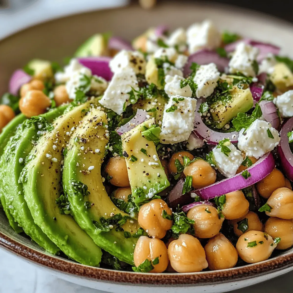 Salade de pois chiches, feta et avocat rapide et fraîche
