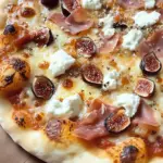 Pizza à la confiture de figues avec fromage de chèvre et prosciutto