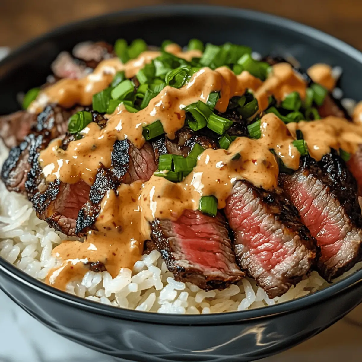 Bols de riz au steak coréen grillé et sauce épicée